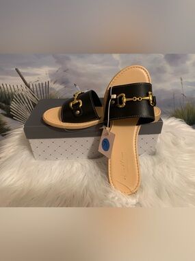 AVELLINI ladies, black leather flat sandal in size(38)  7 1/2 NIB NWT